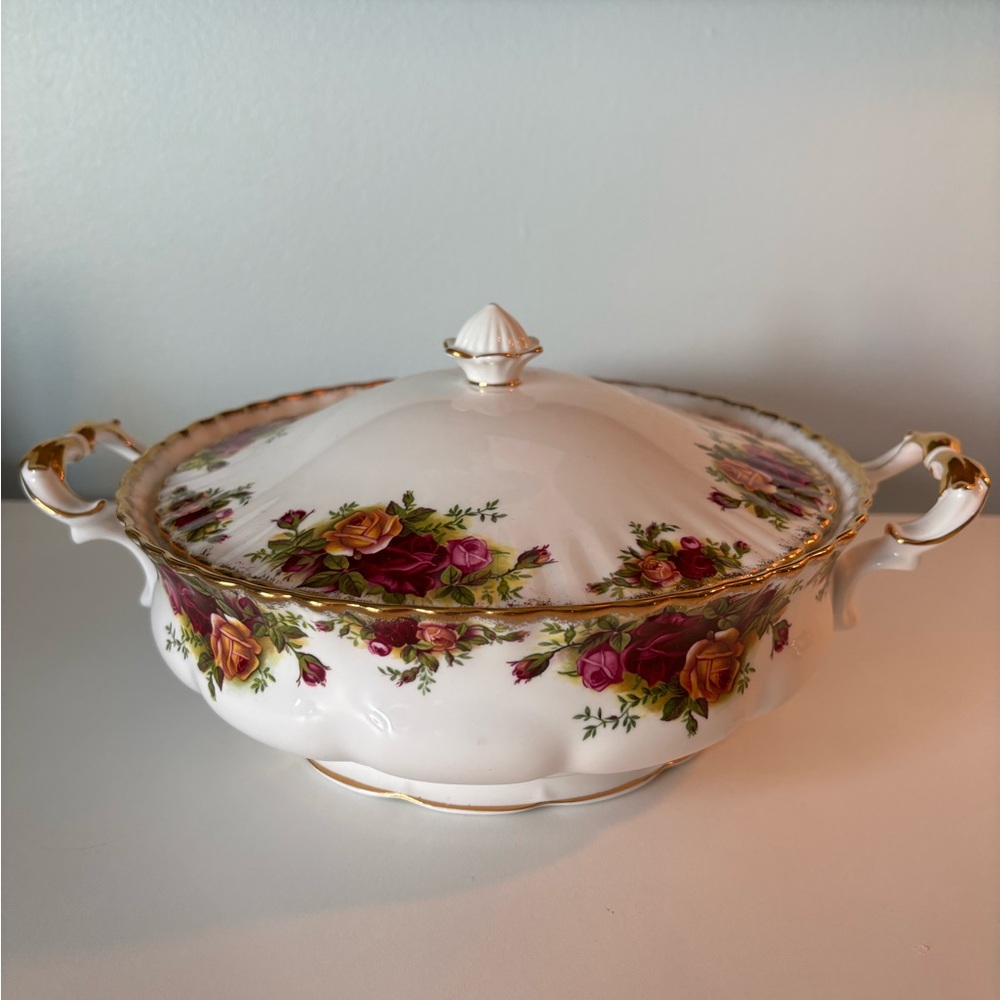 Royal Albert Old Country Roses Vintage Vegetable dish with Lid